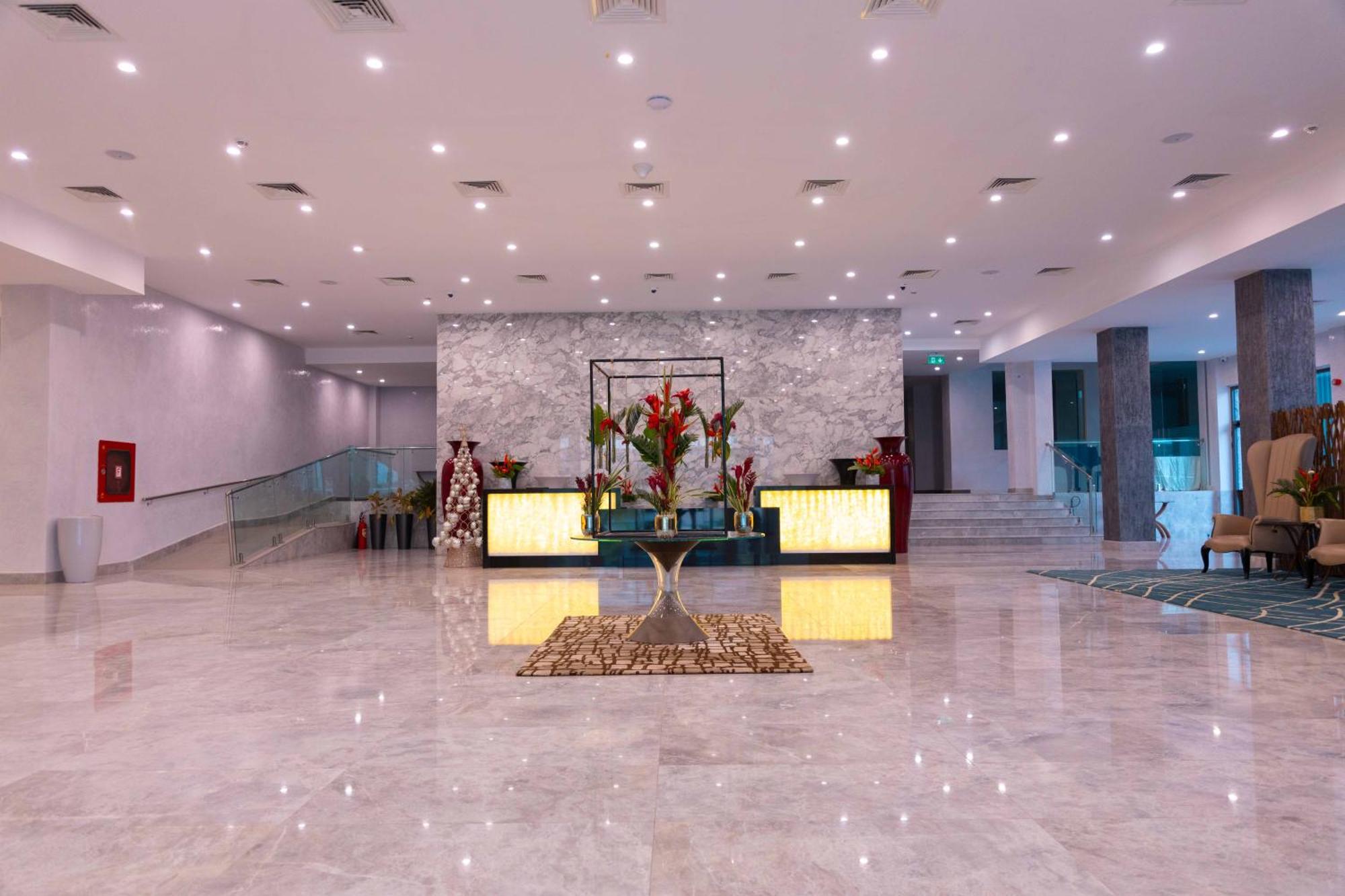 Palms By Eagles Airport City, Formerly Holiday Inn Аккра Екстер'єр фото